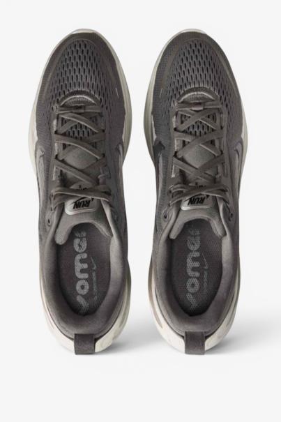 NIKE Vomero 18 GS Gray