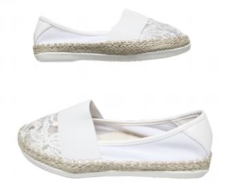 Дамски равни обувки дантела бели
