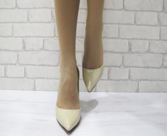 Дамски елегантни обувки еко кожа/лак бежови