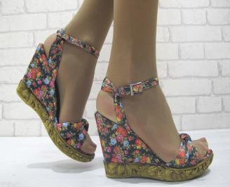 Дамски сандали на платформа текстил черно на цветя